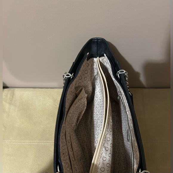 Guess purse - Picture 4 of 4